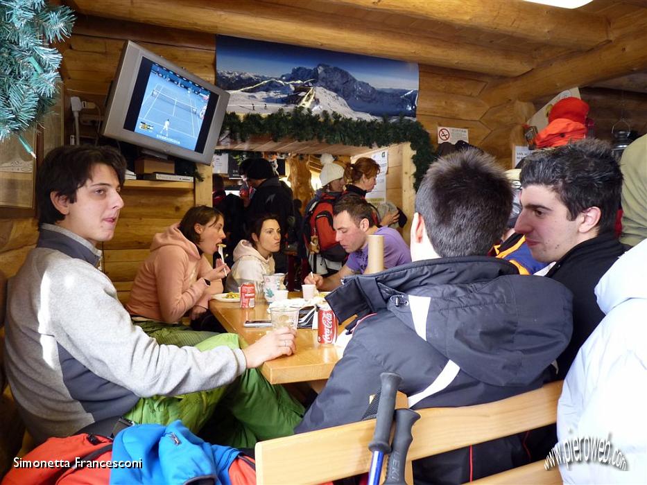 18 All'interno dello chalet... giovani affamati.JPG